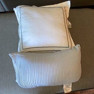 NWOT Set of 2 Decorative Pillows